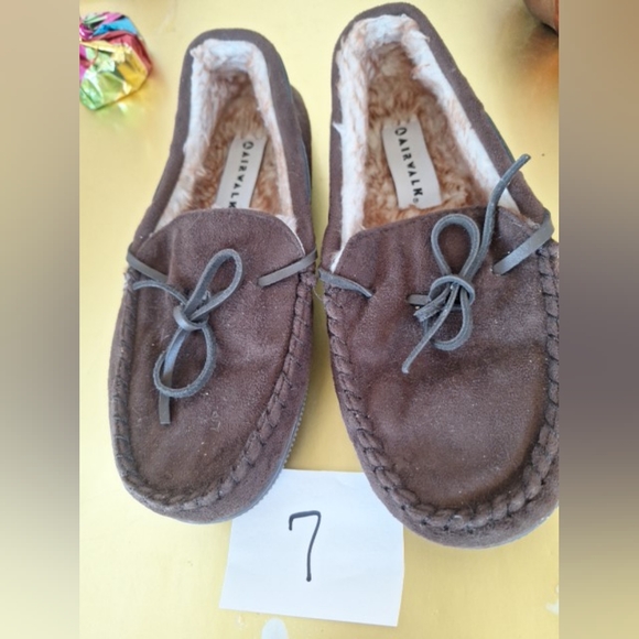 Men's AIRWALK Moccasin Slippers, Size 7 - Picture 4 of 5